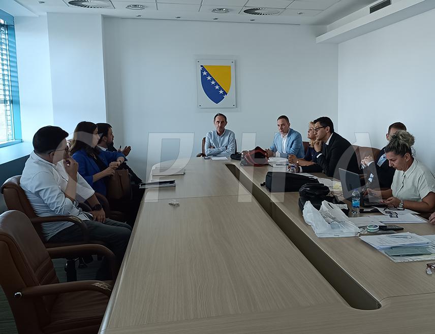САРАЈЕВО, 23. СЕПТЕМБРА /СРНА/ - Дисциплинска комисија Агенције за државну службу БиХ обуставила је дисциплински поступак против савјетника у Мисији БиХ при ЕУ у Бриселу у Министарству иностраних послова Савјета министара Оливере Николић која се, иако није, терети да је ове године присуствовала прослави 9. јануара.