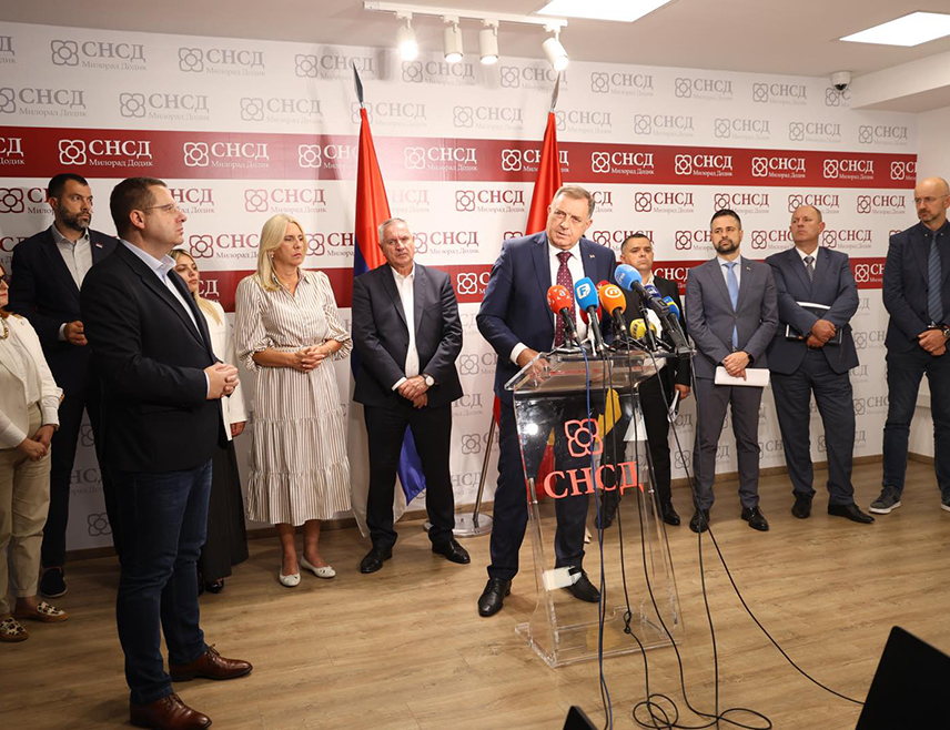 БАЊАЛУКА, 23. СЕПТЕМБАР /СРНА/ - Предсједник СНСД-а Милорад Додик рекао је да ће ова парија сачекати закључак Народне скупштине Републике Српске у вези са пријевременим изборима за предсједника Српске и према томе се одредити.