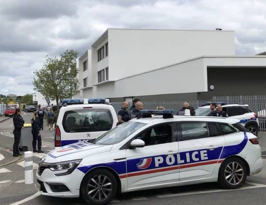 ПАРИЗ, 24. СЕПТЕМБРА /СРНА/ - Наставник музичке културе избоден је током часа у школи на сјевероистоку Француске, а полиција је ухапсила четрнаестогодишњег ученика осумњиченог за напад, јавили су француски медији.