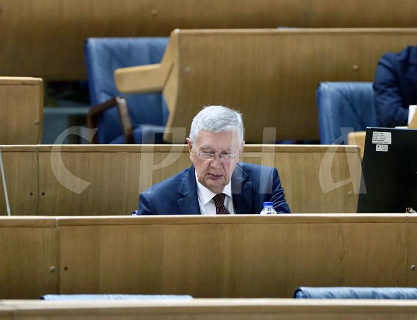 САРАЈЕВО, 24. СЕПТЕМБРА /СРНА/ - Посланик СНСД-а у Представничком дому Парламентарне скупштине БиХ Небојша Радмановић рекао је да је данашња хитна сједница циркус и да се руши Пословник јер не присуствују два члана Предсједништва БиХ који су и предлагачи закона о буџету институција и међународних обавеза БиХ за ову годину, за који је утврђено да је непроводив.