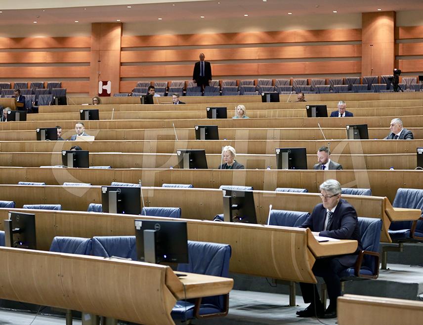 САРАЈЕВО, 24. СЕПТЕМБРА /СРНА/ - Хитна сједница Представничког дома Парламентарне скупштине БиХ на чијем дневном реду је био Приједлог закона о буџету институција и међународних обавеза БиХ који је усвојило Предсједништво БиХ без гласа српског члана, закључена је данас, јер предлагач није био присутан, а нова сједница заказана је за 15. октобар.