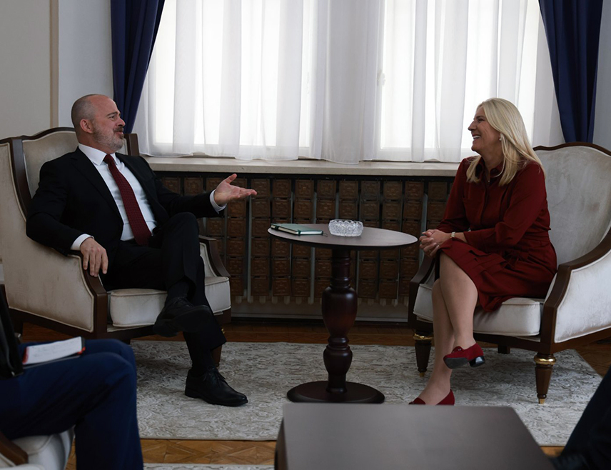 САРАЈЕВО, 24. СЕПТЕМБРА /СРНА/ - Српски члан Предсједништва БиХ Жељка Цвијановић током данашњег састанка у Сарајеву са новоименованим отправником послова Амбасаде САД у БиХ Џоном Гинкелом изразила је пуну подршку мировној политици америчког предсједника Доналда Трампа и његове администрације усмјереној ка окончању конфликата, ратних разарања и страдања становништва широм свијета.