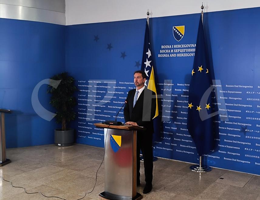 САРАЈЕВО, 24. СЕПТЕМБРА /СРНА/ – Предсједавајући Представничког дома Парламентарне скупштине БиХ Маринко Чавара изјавио је да коријен проблема у вези са неусвајањем буџета институција и међународних обавеза БиХ за ову годину лежи у чињеници да су два, како каже, бошњачка члана Предсједништва БиХ прегласала српског члана и унијела у буџет популистичке ставке са елементима преноса надлежности на ниво БиХ, што није прихватљиво никоме у Републици Српској.