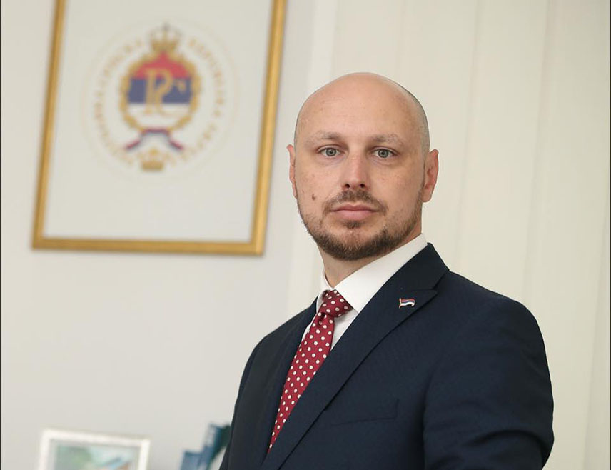 САРАЈЕВО, 24. СЕПТЕМБРА /СРНА/ - Шеф Српског клуба у Представничком дому Парламентарне скупштине БиХ Милан Петковић изјавио је на састанку са комесаром за проширење ЕУ Мартом Кос да је Кристијан Шмит главни кочничар европског пута БиХ, те да је овај клуб за европске вриједности, али да се противи томе да неизабрани странци доносе одлуке и намећу законе.