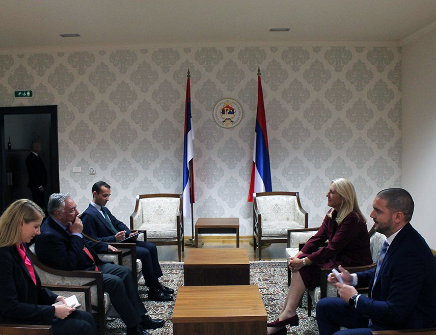 ИСТОЧНО САРАЈЕВО, 24. СЕПТЕМБРА /СРНА/ - Српски члан Предсједништва БиХ Жељка Цвијановић на састанку са послаником у Европском парламенту из посланичке групе Патриоте за Европу Антонијом Тангером Кореом изразила је жаљење због једностраног и неизбалансираног приступа ЕУ, нагласивши да се тиме не доприноси ни стабилизацији политичких прилика у БиХ, нити напретку на њеном европском путу.