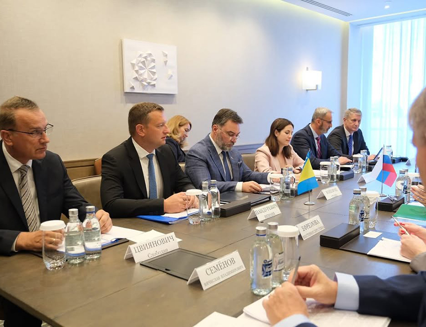 СОЧИ, 24. СЕПТЕМБРА /СРНА/ - Министар спољне трговине и економских односа у Савјету министара Сташа Кошарац и копредсједавајући Комисијом за трговину и економску сарадњу између БиХ и Русије Антон Шалајев оцијенили су данас у Сочији да сарадња на свим пољима континуирано иде узлазном путањом, захваљујући првенствено пријатељским везама и одговорним политикама предсједника Републике Српске Милорада Додика и Русије Владимира Путина.