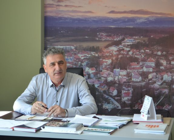 НЕВЕСИЊЕ, 24. СЕПTЕМБРА /СРНА/ - Начелник општине Невесиње Миленко Авдаловић изјавио је Срни да ће у разговорима са министрима у Влади Републике Српске истаћи неколико приоритетних пројеката за ову локалну заједницу, међу којима су путна инфраструктура и водоснабдијевање.