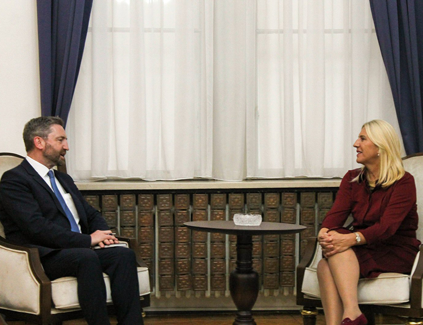 САРАЈЕВО, 24. СЕПТЕМБРА /СРНА/ - Српски члан Предсједништва БиХ Жељка Цвијановић данас је у разговору са амбасадором Ирске у БиХ Адријаном Фарелом указала на неопходност избалансираног приступа спољних актера према свим народима и нивоима власти у БиХ, као и пуног уважавања њихове дејтонске и уставне позиције.