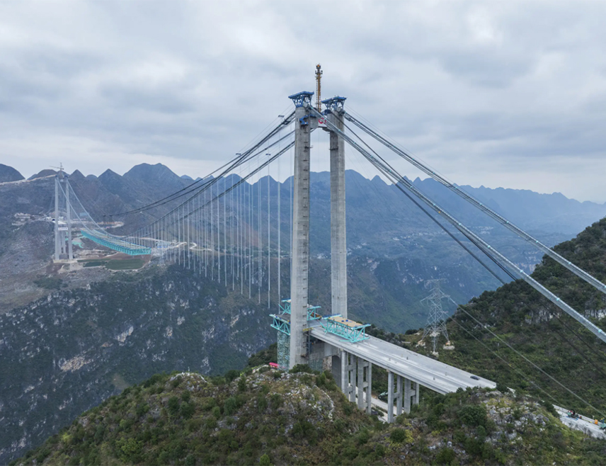 ГУЈАНГ, 24. СЕПТЕМБРА /СРНА/ - Највиши мост на свијету биће отворен за саобраћај 28. септембра у југозападној кинеској покрајини Гуејџоу, изнад Великог кањона Хуађанг, саопштиле су локалне власти.