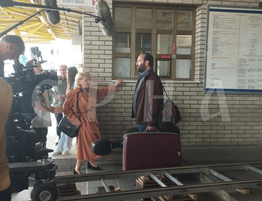 ИСТОЧНО САРАЈЕВО, 25. СЕПТЕМБРА /СРНА/ - Више од 200 статиста учестовало је током протеклих девет дана у Источном Сарајеву у снимању филма "Линија", који је инспирисан ликом и дјелом хирурга и хуманисте из Ниша доктора Миодрага Лазића, те његовом улогом у Одбрамбено-отаџбинском рату, рекао је Срни продуцент филма Горан Иконић.