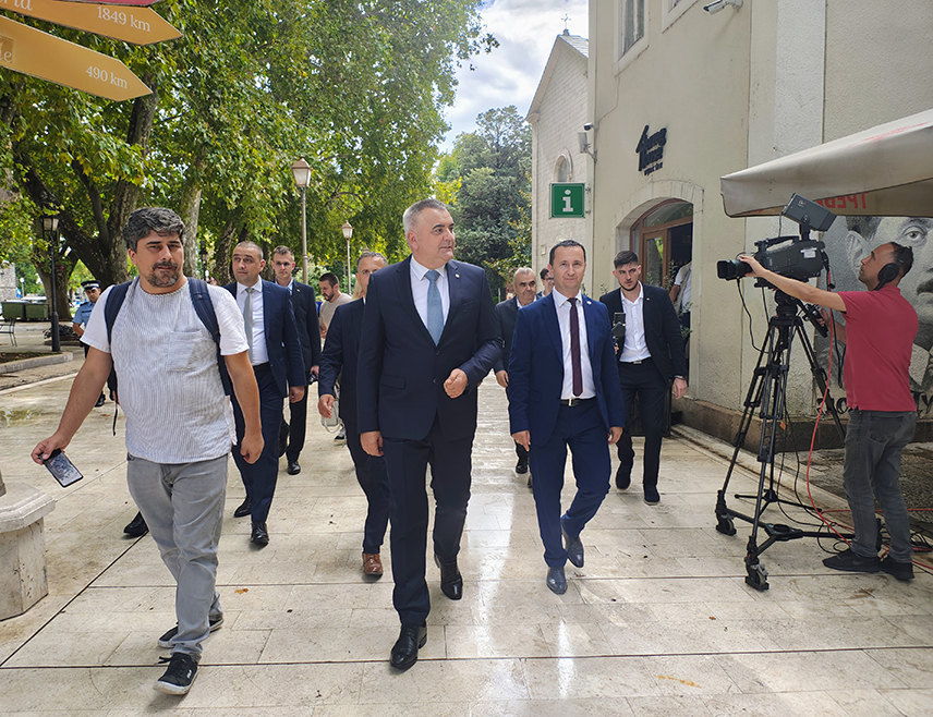 ТРЕБИЊЕ, 25. СЕПТЕМБРА /СРНА/ - Предсједник Владе Републике Српске Саво Минић посјетио је Херцеговачку кућу у Требињу, те разговарао са грађанима на тржници.