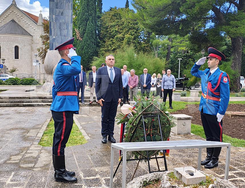 TREBINJE, SEPTEMBER 25 /SRNA/ – The Prime Minister of Republika Srpska Savo Minić laid a wreath at the Monument to the Defenders of Trebinje, erected in honor of the soldiers who died in the Defensive–Patriotic War.