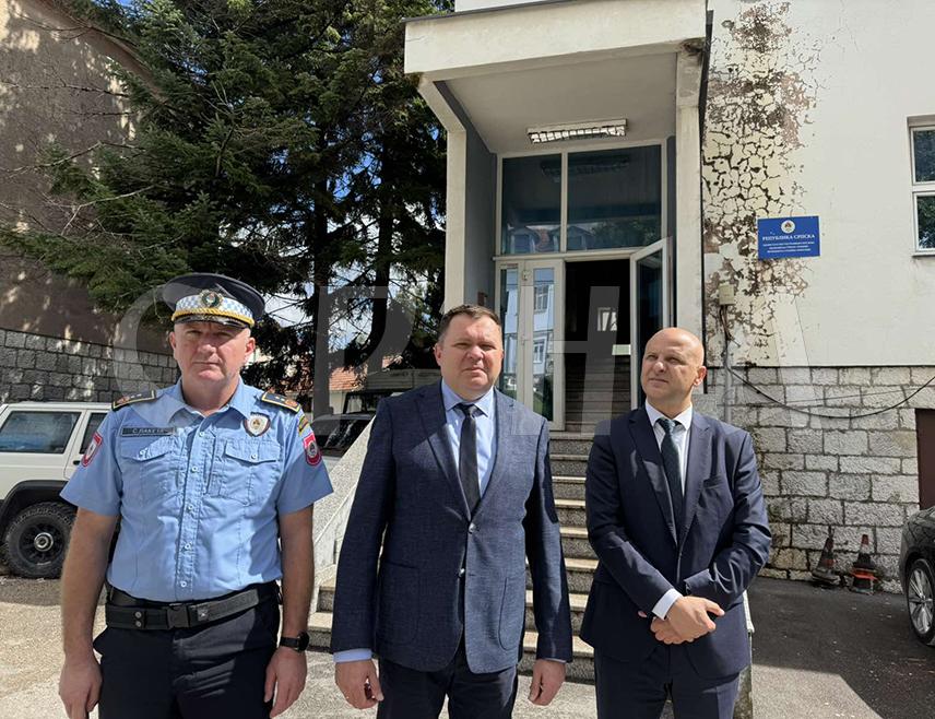 НЕВЕСИЊЕ, 25. СЕПТЕМБРА /СРНА/ - Министар унутрашњих послова Републике Српске Жељко Будимир рекао је Срни након посјете Полицијској станици Невесиње да је упознат о томе да је стање безбједности у овој општини задовољавајуће, те истакао да ће наставити да побољшавају услове рада полицијских службеника.