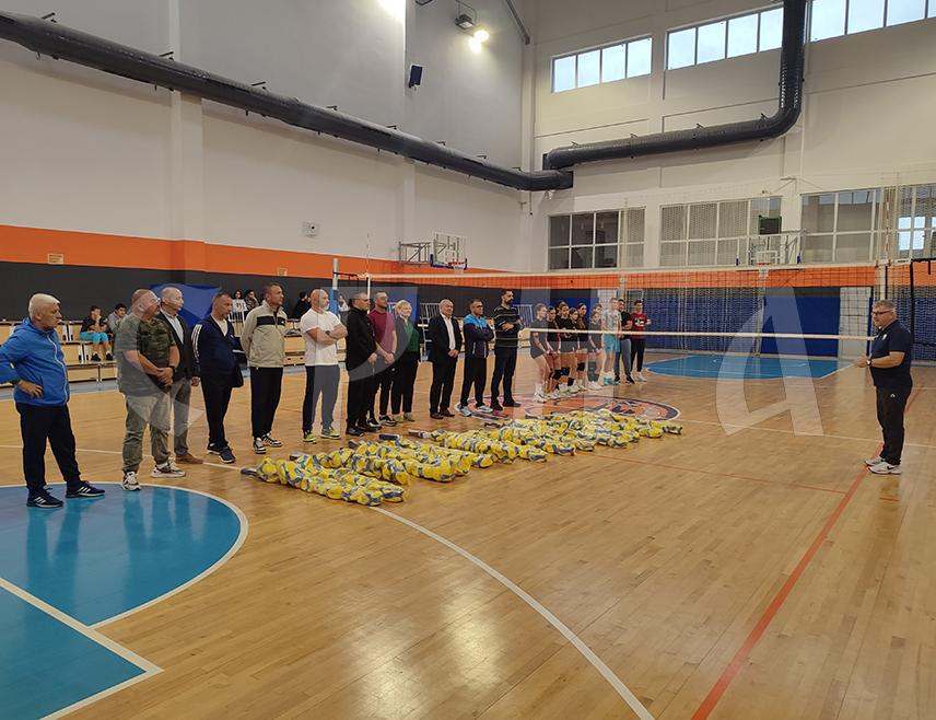 ГРАДИШКА, 25. СЕПТЕМБРА /СРНА/ - Европска одбојкашка федерација, кроз пројекат који реализује у сарадњи са одбојкашким савезима БиХ и Републике Српске, донирала је спортске реквизите за 15 школа за подручја бањалучке и приједорске регије.