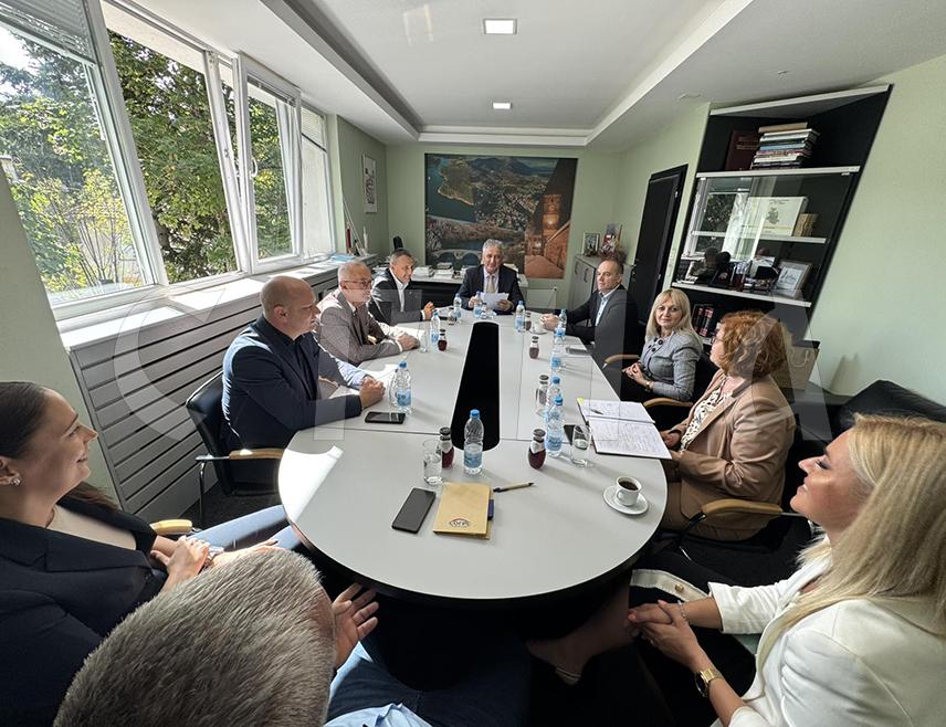 НЕВЕСИЊЕ, 25. СЕПTЕМБРА /СРНА/ - Министар управе и локалне самоуправе Републике Српске Сенка Јујић и министар породице, омладине и спорта Селма Чабрић састале су се данас у Невесињу са начелником ове општине Миленком Авдаловићем.