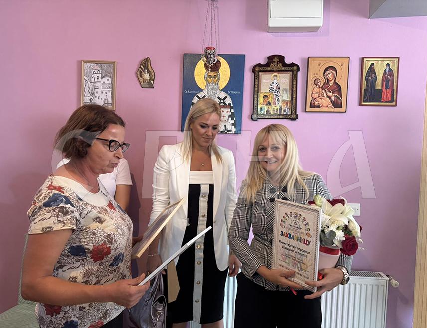 НЕВЕСИЊЕ, 25. СЕПТЕМБРА /СРНА/ - Министар породице, омладине и спорта Републике Српске Селма Чабрић изјавила је приликом посјете Удружењу родитеља дјеце и омладине са посебним потребама "Моја нада" у Невесињу да ће ресорно министарство настојати да помогне и олакша рад овом удружењу.