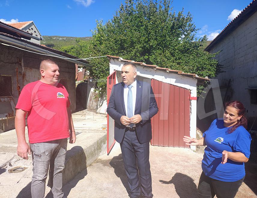 ЉУБИЊЕ, 25. СЕПТЕМБРА /СРНА/ - Предсједник Владе Републике Српске Саво Минић посјетио је данас у Љубињу породично газдинство породице Пупић која се бави сточарством.