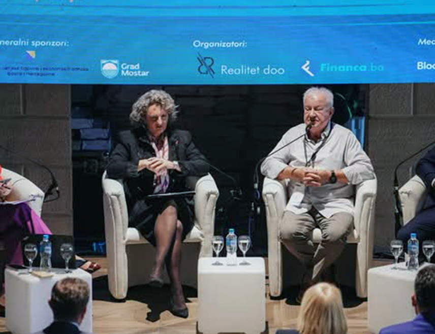 САРАЈЕВО, 25. СЕПТЕМБРА /СРНА/ - Глобална економска кретања рефлектују се и на БиХ, због чега је важно да се дијалогом и размјеном ставова, траже најбољи одговори на изазове и очува основа за дугорочан развој и напредак земље, изјавила је у Мостару гувернер Централне банке БиХ Јасмина Селимовић.