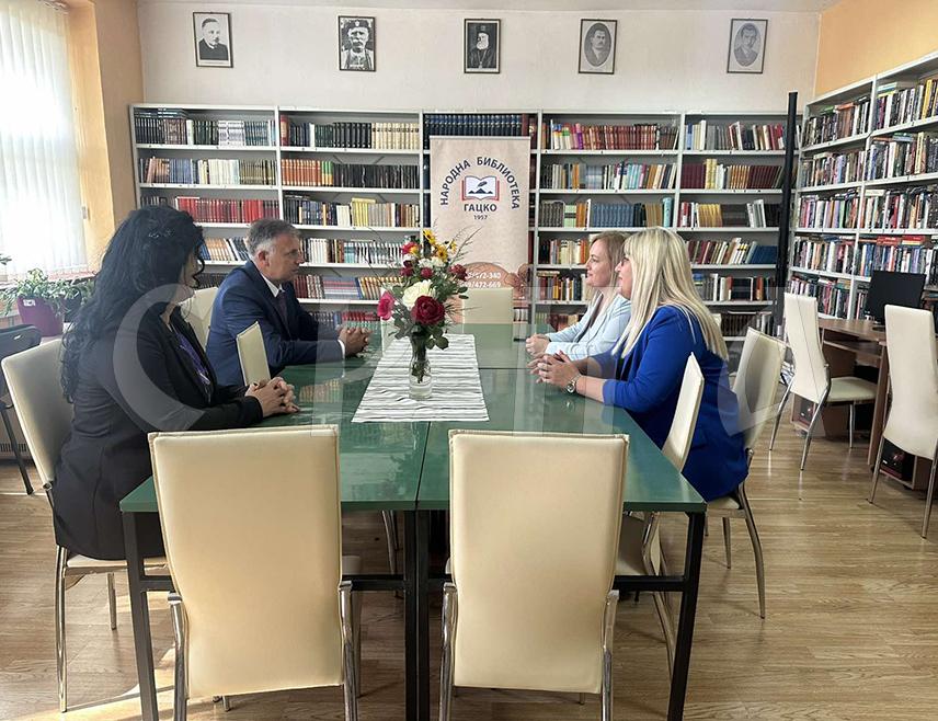 ГАЦКО, 25. СЕПТЕМБРА /СРНА/ - Министар просвјете и културе Републике Српске Боривоје Голубовић разговарао је данас у Гацку са управом Средњошколског центра /СШЦ/ "Перо Слијепчевић" и Народне библиотеке о проблемима и изазовима у раду ових образовних институција.