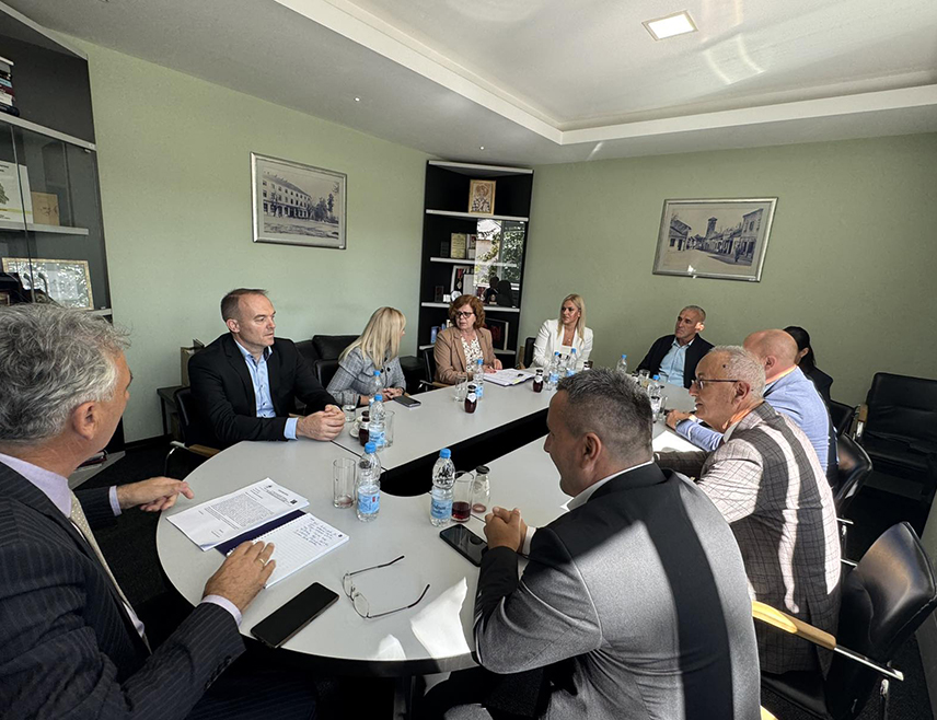 БАЊАЛУКА, 25. СЕПТЕМБРА /СРНА/ - Министар управе и локалне самоуправе Републике Српске Сенка Јујић изјавила је да примјена недавно усвојеног Закона о платама запослених у органима јединица локалне самоуправе, као и потписивање Посебног колективног уговора за запослене у овим органима представљају основу за уређење права и обавеза у локалној управи.