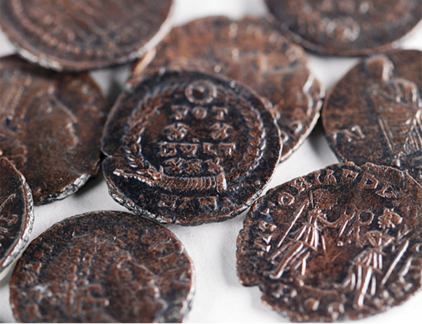 ЈЕРУСАЛИМ, 25. СЕПТЕМБРА /СРНА/ - Дубоко у тунелском комплексу испод Хукока у Доњој Галилеји, тим волонтера пронашао је 22 бронзана новчића који су ту сакривени прије око 1.600 година, објавили су израелски археолози.