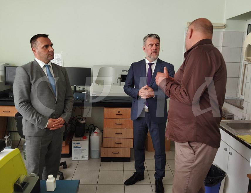 БИЛЕЋА, 25. СЕПTЕМБРА /СРНА/ - У Билећи је, уз помоћ Кабинета предсједника Републике Српске и Министарства здравља и социјалне заштите, набављена нова опрема за лабораторију Дома здравља коју је данас посјетио ресорни министар Ален Шеранић.