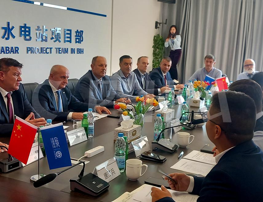 БИЛЕЋА, 26. СЕПТЕМБРА /СРНА/ - Министар енергетике и рударства Републике Српске Петар Ђокић састао се данас у Билећи са директором Хидроелектране /ХЕ/ "Дабар" Данилом Илићем.