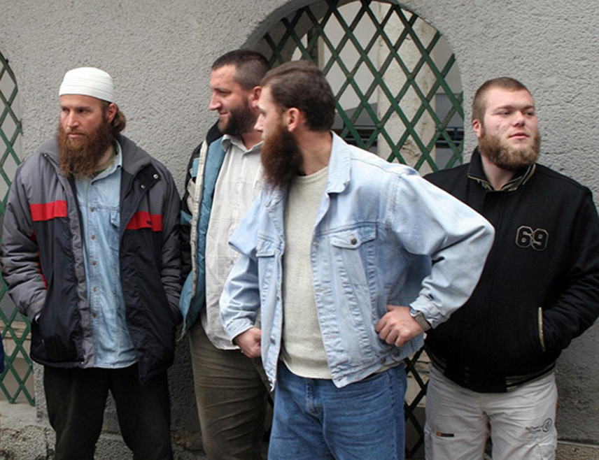 ИСТОЧНО САРАЈЕВО, 7. ОКТОБРА /СРНА/ - Експерт за борбу против тероризма Џевад Галијашевић изјавио је Срни да су исламски терористи у БиХ још од деведесетих година прошлог вијека снажно организовани и уживају политичку подршку СДА и СДП, те указао да вехабијско насиље, односно остаци муџахединског покрета представљају вјечну пријетњу.