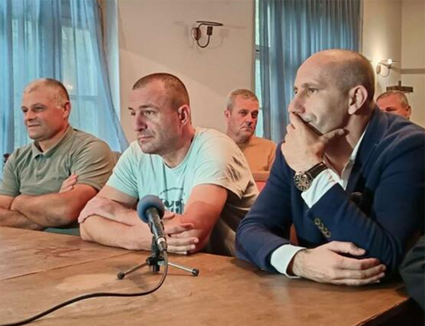 САРАЈЕВО, 26. СЕПТЕМБРА /СРНА/ - Зенички рудари данас ће започети штрајк глађу који ће трајати до испуњења њихових захтјева за исплату плата за јули и август.