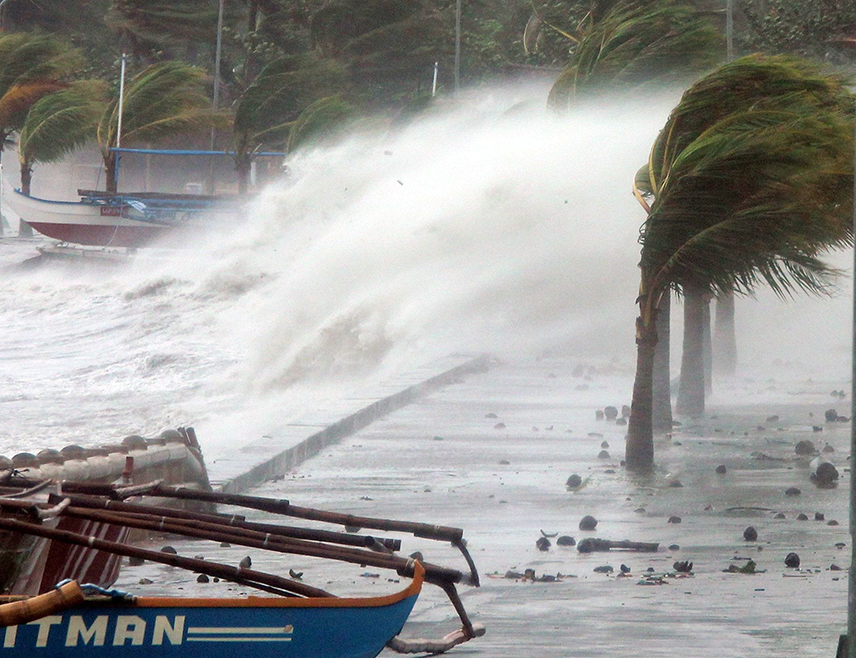 ПЕКИНГ, 26. СЕПТЕМБРА /СРНА/ - Тајфун "Рагаса", једна од најјачих олуја које су погодиле Азију у посљедњих неколико година, однио је готово 30 живота на Тајвану и Филипинима и узбуркао море на јужној кинеској обали.