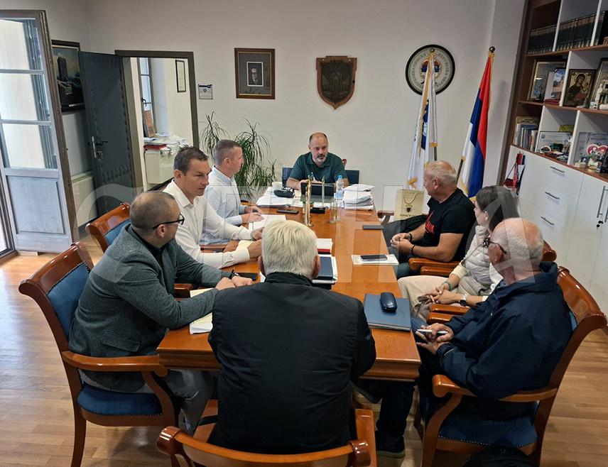 ВИШЕГРАД, 26. СЕПТЕМБРА /СРНА/ - У општини Вишеград данас је уприличен пријем за екипу филма и ТВ серије "Линија", посвећене ратном хирургу Миодрагу Лазићу, која се снима и у овом граду.