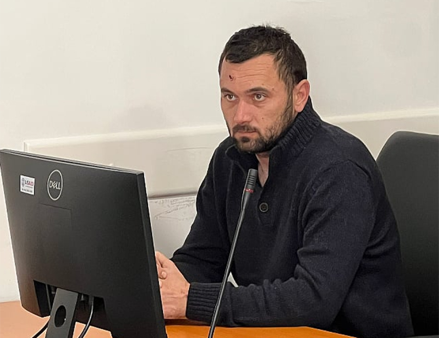 ТУЗЛА, 26. СЕПТЕМБРА /СРНА/ - Емир Селимовић из Калесије осуђен је на 45 година затвора убиства супруге и малољетног сина, саопштио је Кантонални суд у Тузли.