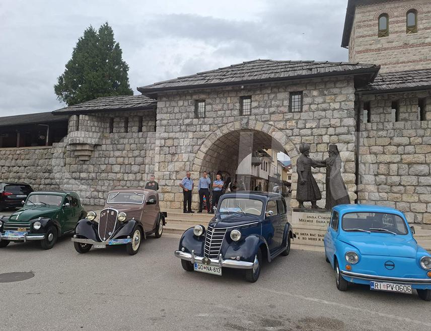 ВИШЕГРАД, 26. СЕПТЕМБРА /СРНА/ - Више од 20 олдтајмера изложено је данас код моста Мехмед-паше Соколовића и у Андрићграду, у оквиру Међународног туристичког "Релија пријатељства - Срцем западне Србије".