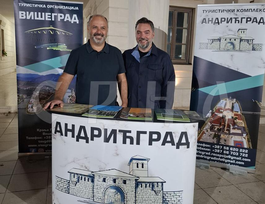 ВИШЕГРАД, 26. СЕПТЕМБРА /СРНА/ - Министар спољне трговине и економских односа у Савјету министара Сташа Кошарац рекао је да се ради на обезбјеђивању новчаних средстава за топлификацију Вишеграда који има потенцијал да буде препознатљива туристичка дестинација Републике Српске.