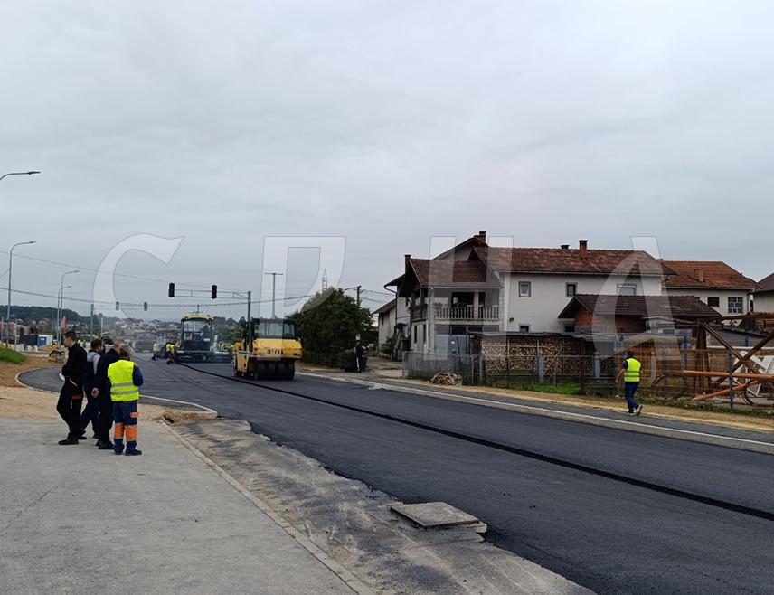 ПРИЈЕДОР, 27. СЕПТЕМБРА /СРНА/ - Реконструкција раскрснице магистралног пута Бањалука-Приједор и Омладинске улице у том граду треба да буде завршена у наредних 15 до 20 дана, прилично прије уговореног рока, најавио је вршилац дужности директора предузећа "Путеви Републике Српске" Мирослав Јанковић.