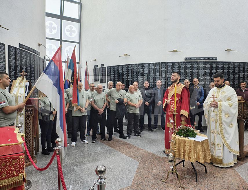 ИСТОЧНА ИЛИЏА, 28. СЕПТЕМБРА /СРНА/ - Парастосом за погинуле и умрле припаднике Српске гарде Илиџа у Спомен-цркви Светог великомученика Димитрија данас су у Источној Илиџи обиљежене 33 године од формирања ове елитне јединице Илиџанске бригаде Војске Републике Српске.