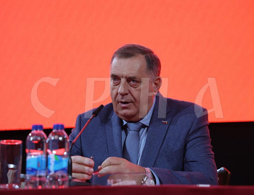 БАЊАЛУКА, 29. СЕПТЕМБРА /СРНА/ - Предсједник СНСД-а Милорад Додик рекао је на сједници Главног одбора странке да СНСД треба изаћи на пријевремене изборе за предсједника Републике Српске да би се спријечио покушај девастације и дестабилизације Српске.