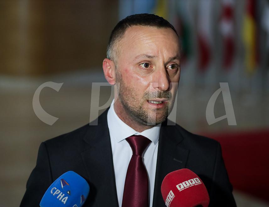 САРАЈЕВО, 29. СЕПТЕМБРА /СРНА/ - Посланик СНСД-а у Представничком дому Парламентарне скупштине БиХ Милорад Којић оцијенио је да је одлука Главног одобора ове странке да изађе на пријевремене изборе за предсједника Републике Српске рационална да би се спријечило да буде изабран предсједник којег не подржава већина гласача.