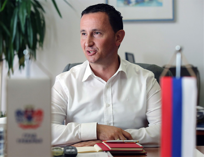 ТРЕБИЊЕ, 29. СЕПТЕМБРА /СРНА/ - У Требињу је у плану да буде реализован низ пројеката уз помоћ Владе Републике Српске, а приоритет су обнова путева, наставак изградње обилазнице око града и санација депоније, пројекта вриједног 16 милиона КМ, изјавио је Срни градоначелник Мирко Ћурић.