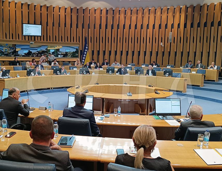 САРАЈЕВО, 30. СЕПТЕМБРА /СРНА/ - Сједница Дома народа Парламентарне скупштине БиХ заказана је за данас, а на дневном реду је захтјев Савјета министара за разматрање по хитном поступку Приједлога закона о регулатору, преносу и тржишту електричне енергије у БиХ.