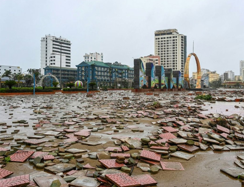 ХАНОЈ, 30. СЕПТЕМБРА /СРНА/ - Број погинулих усљед налета тајфуна "Буалој" у Вијетнаму порастао је на 19, саопштила је вијетнамска Влада.