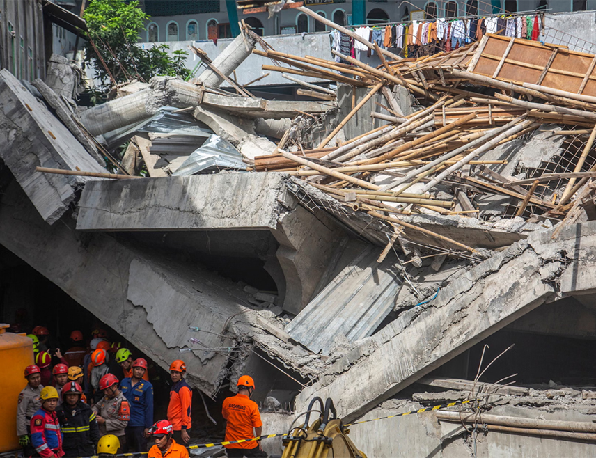 СИДОАРЏО, 30. СЕПТЕМБРА /СРНА/ - Најмање троје ученика погинуло је усљед урушавања зграде интерната исламске школе у Индонезији, изјавио је директор Државне агенције за потрагу и спасавање Мухамед Сјафи.