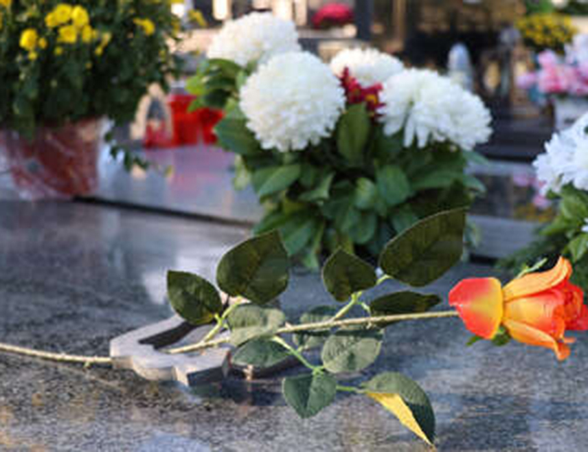 БИЈЕЉИНА, 11. ОКTОБРА /СРНА/ - Православни хришћани данас обиљежавају Михољске задушнице и, према традицији, изаћи ће на гробове, прислужити свијеће и у храмовима oдати помене својим преминулим прецима.