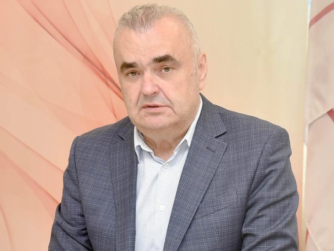 БАЊАЛУКА, 30. СЕПТЕМБРА /СРНА/ - Министар саобраћаја и веза Републике Српске Зоран Стевановић изјавио је Срни да од новоименованог вршиоца дужности директора "Аутопутева Српске" Радована Вишковића очекује да допринесе да ово предузеће још брже гради нове километре ауто-путева, што ће подстаћи додатни развој цијеле Српске.