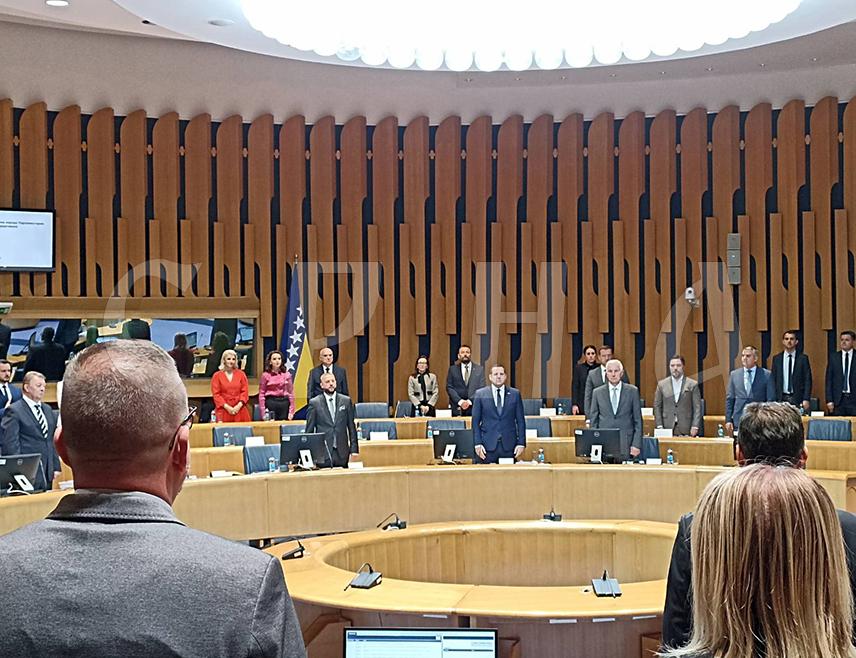 САРАЈЕВО, 30. СЕПТЕМБРА /СРНА/ - У Сарајеву је почела сједница Дома народа Парламентарне скупштине БиХ на чијем је дневном реду захтјев Савјета министара за разматрање по хитном поступку Приједлога закона о регулатору, преносу и тржишту електричне енергије у БиХ.