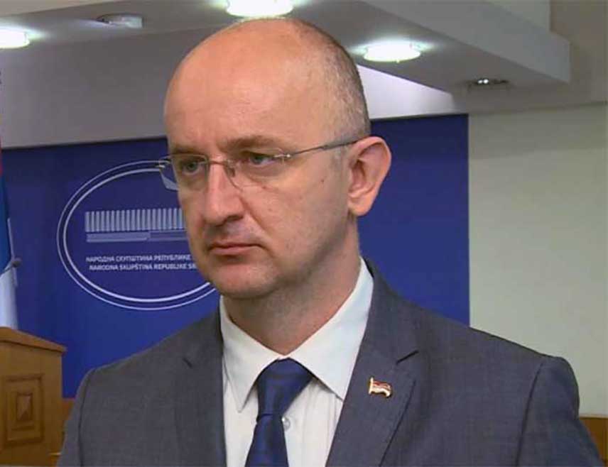 БАЊАЛУКА, 30. СЕПТЕМБРА /СРНА/ - Шеф Клуба СНСД-а у Народној скупштини Републике Српске Срђан Мазалица изјавио је Срни да је предсједник Српске Милорад Додик показао да је, за разлику од опозиције, спреман да жртвује своју функцију зарад стабилности и несметаног функционисања Републике, док опозиција није требало ништа да жртвује, већ само да покаже да није гладна власти по сваку цијену и по цијену доласка на крилима Кристијана Шмита.