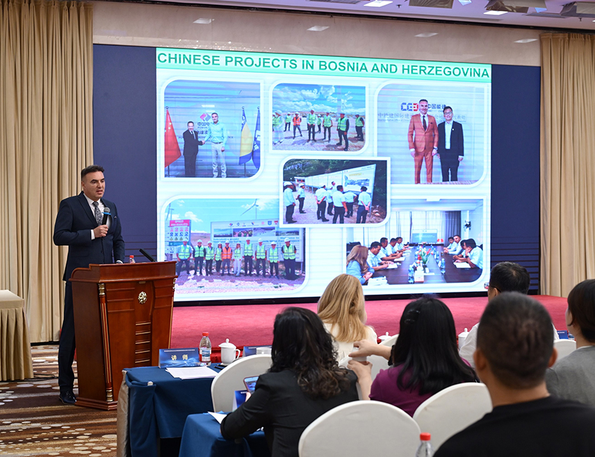 ПЕКИНГ, 30. СЕПТЕМБРА /СРНА/ - Кинеско-европско удружење за економску и технолошку сарадњу уприличило је у Пекингу презентацију инвестиционих потенцијала БиХ, којој је присуствовало више од 120 кинеских компанија, јавних институција, академске заједнице и истраживачких установа.