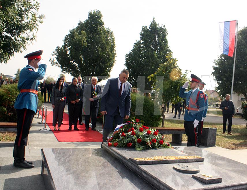 МОДРИЧА, 30. СЕПТЕМБРА /СРНА/ - Предсједник Владе Републике Српске Саво Минић рекао је након помена некадашњем предсједнику Републике Српске Милану Јелићу да је дужност поштовати институције и да ће онај ко не заборавља у будућности сигурно доносити добре одлуке.