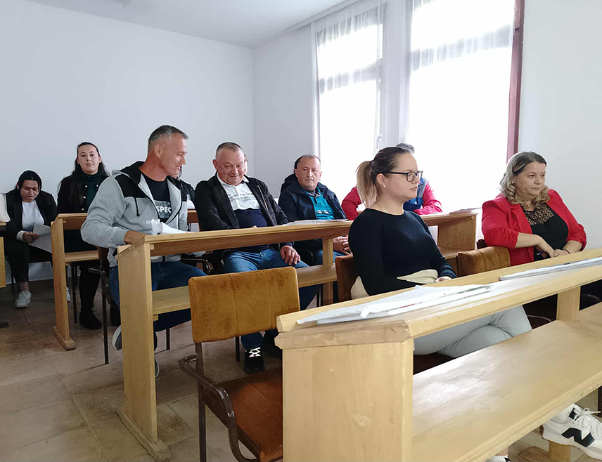 КРУПА НА УНИ, 30. СЕПТЕМБРА /СРНА/ - Скупштина општине Крупа на Уни усвојила је данас одлуке према којима ће функционери и одборници три мјесеца примати ниже плате и накнаде.