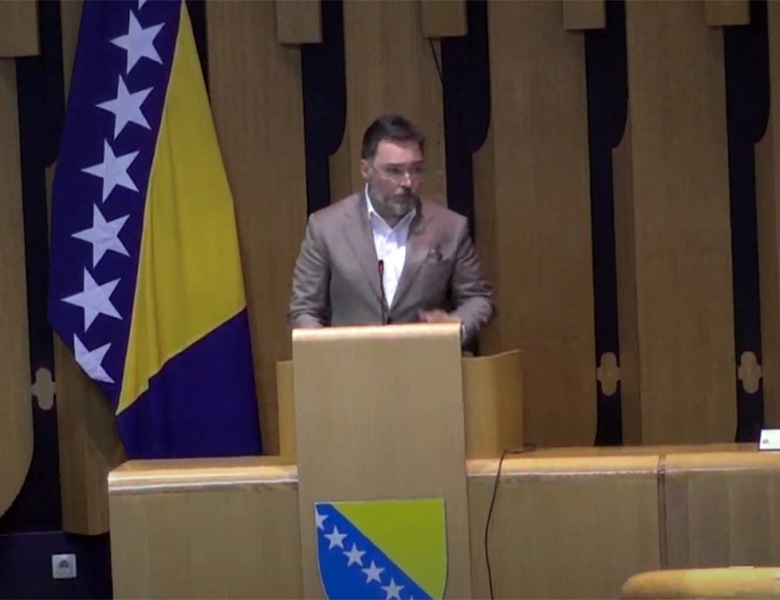 САРАЈЕВО, 30. СЕПТЕМБРА /СРНА/ - Министар спољне трговине и економских односа у Савјету министара Сташа Кошарац позвао је делегате у Дому народа парламента БиХ да подрже у хитној процедури Приједлог закона о регулатору, преносу и тржишту електричне енергије у БиХ, истичући да је овај закон прошао темељно усаглашавање на свим нивоима.